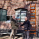 George en Jan bij de donateurs borden